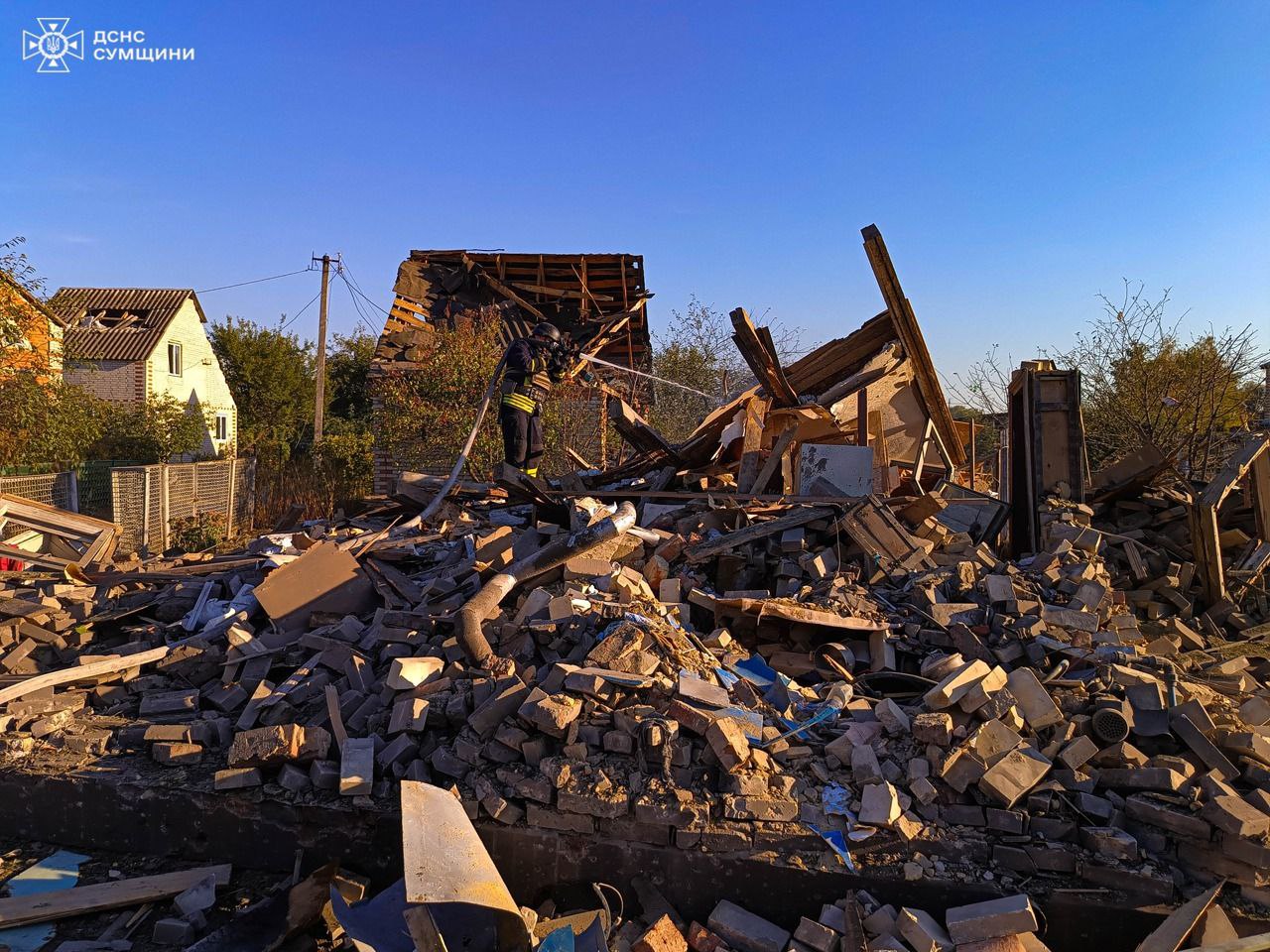 Пожежа та зруйновані будинки. З'явилися фото наслідків удару РФ по Сумах