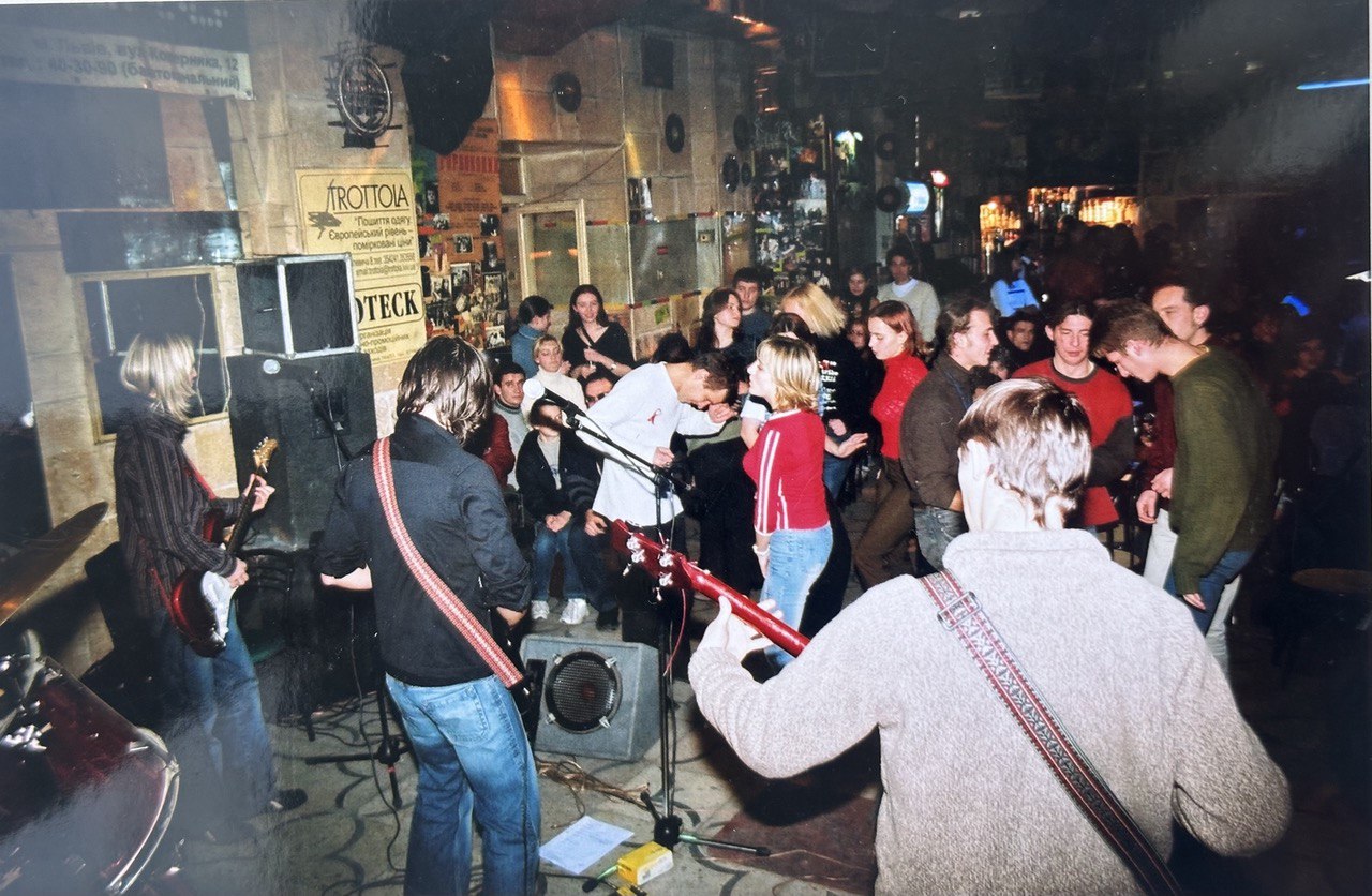 "Мелодии и ритмы спальных районов": культовая украинская группа выпустила альбом, который "пылился" 25 лет