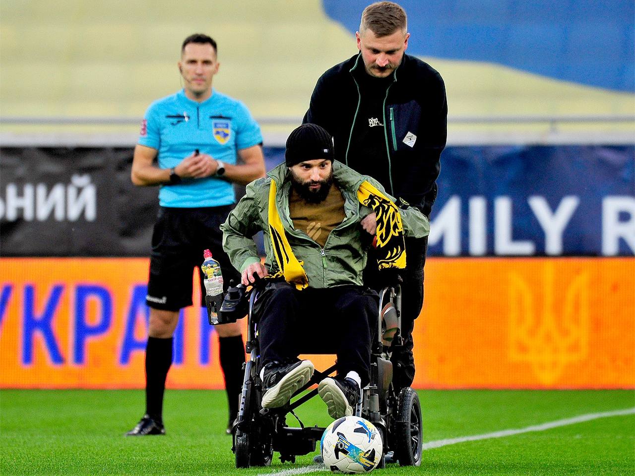 Після важкої травми з'явився на футбольному полі. Віктор Розовий зробив символічний удар (відео)