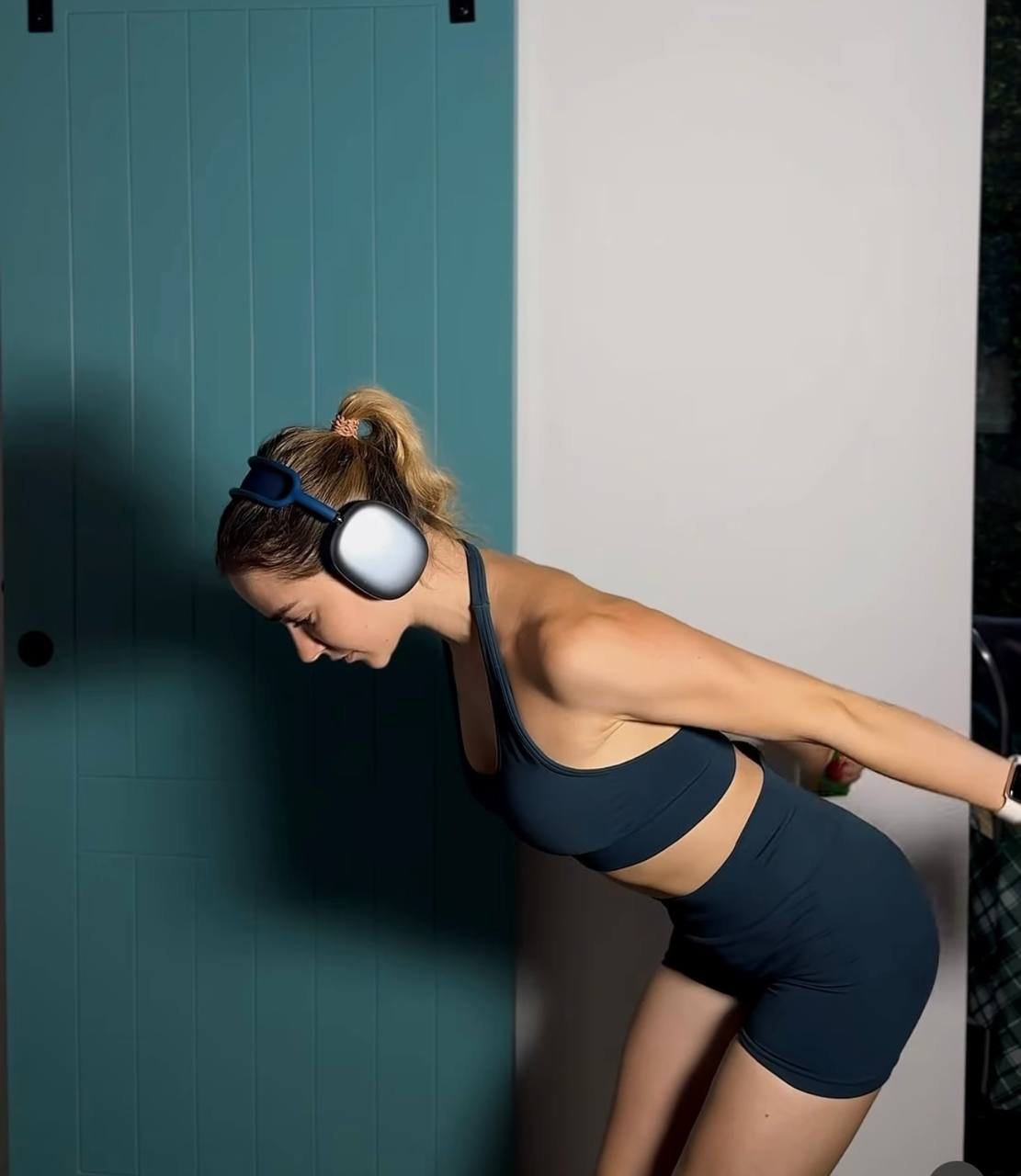 Тренер назвала 4 вправи, які допоможуть "підтягнути" руки та позбутися дряблості