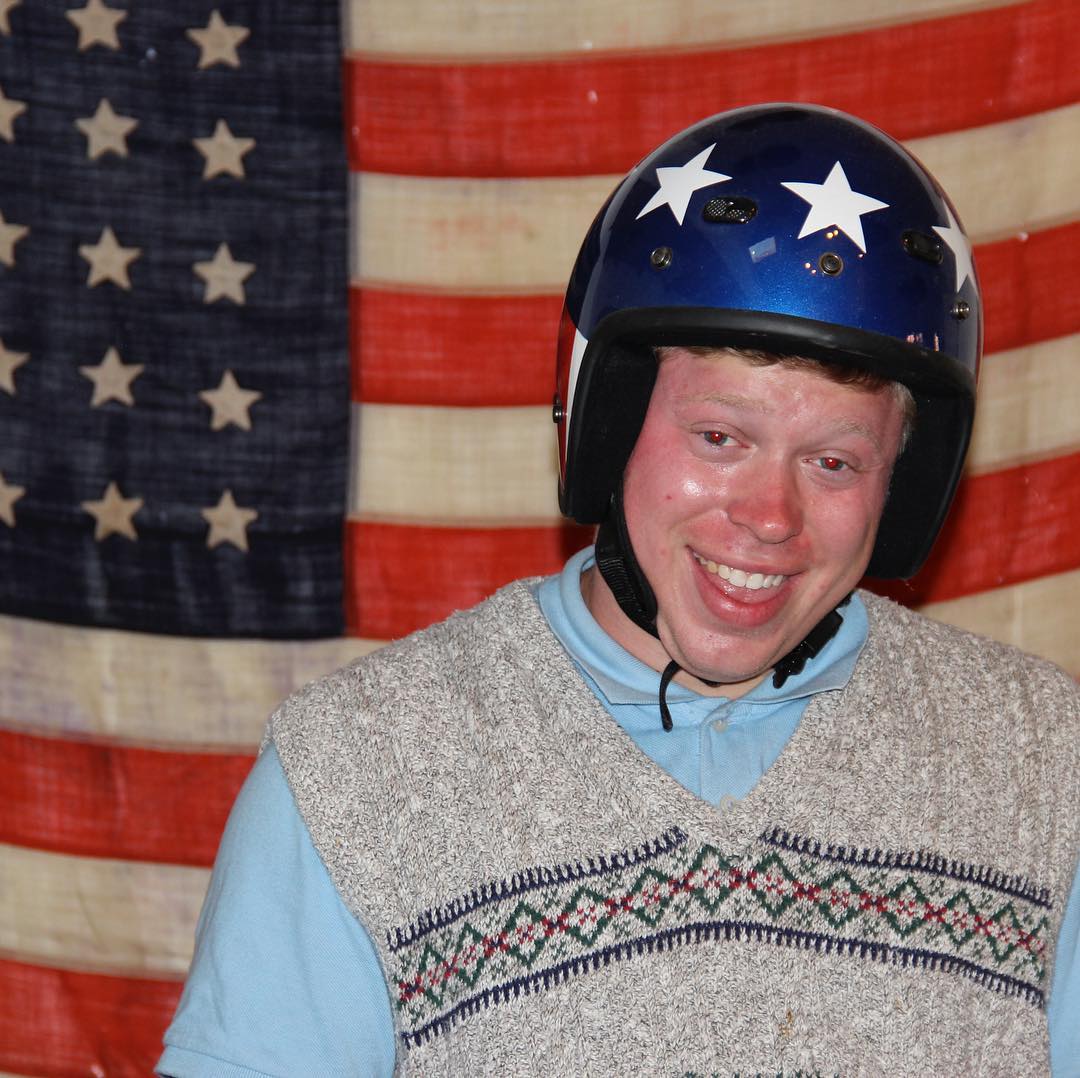 Як зараз виглядає зірка інтернет-мему "Браяну не щастить", чиє фото було усюди