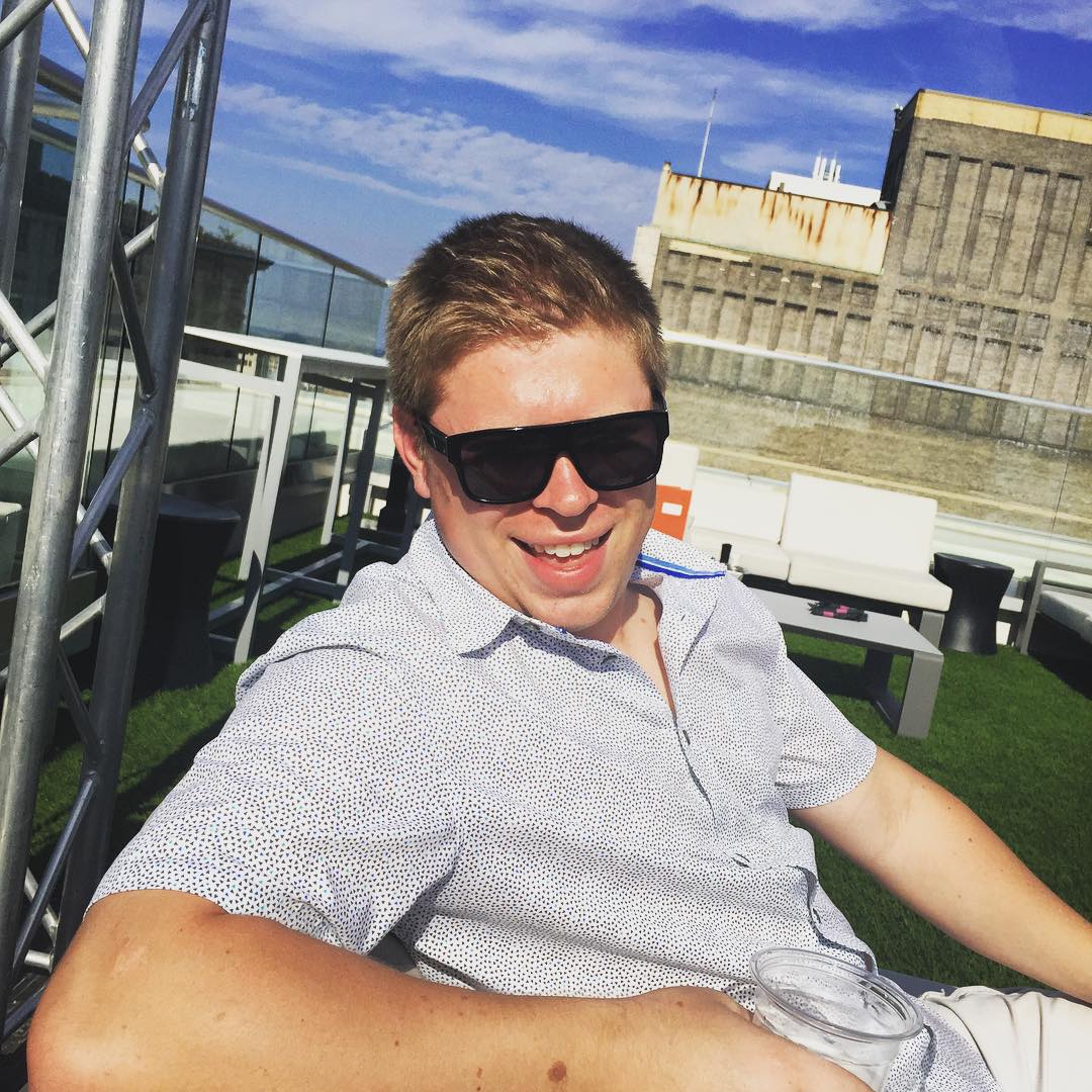 Як зараз виглядає зірка інтернет-мему "Браяну не щастить", чиє фото було усюди