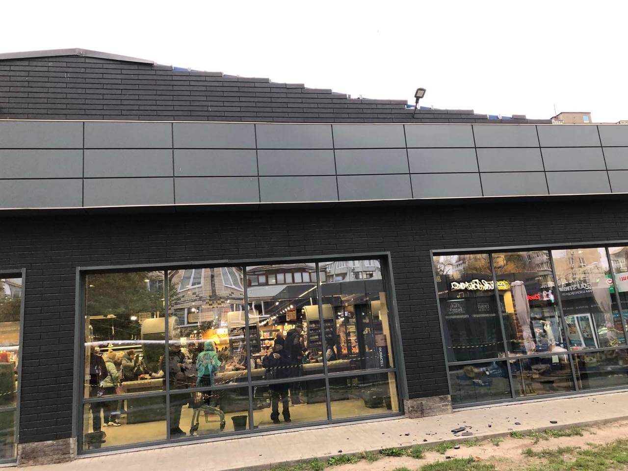 Зірвало дах: у Дніпрі вітер пошкодив покрівлю супермаркету "АТБ" (фото)