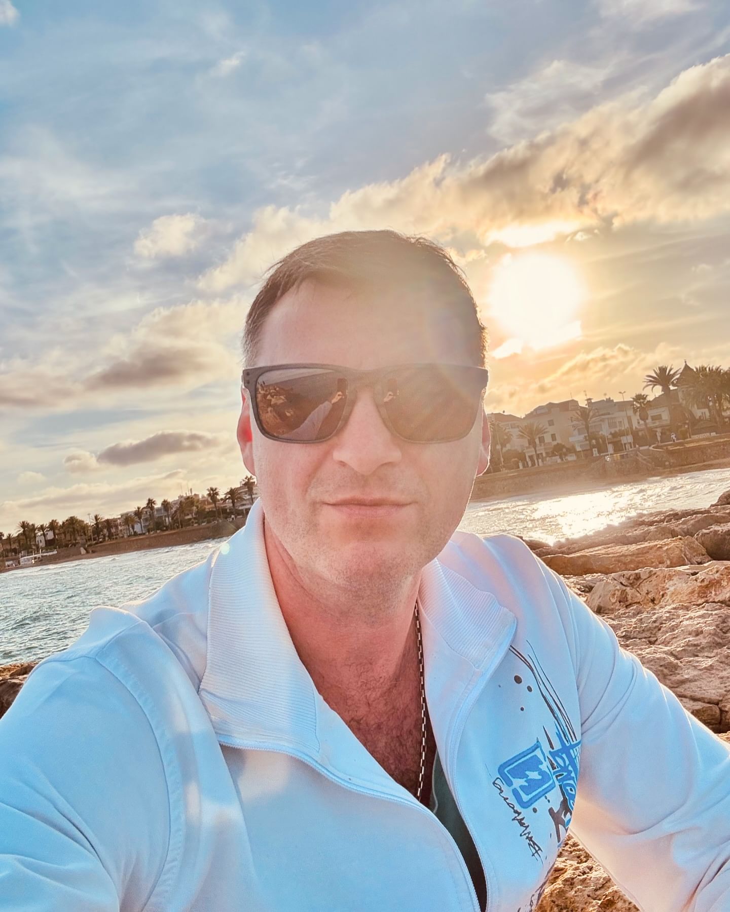 Як виглядає співак-волонтер Андрій Заліско, який разом з Юліком дає благодійні концерти за кордоном