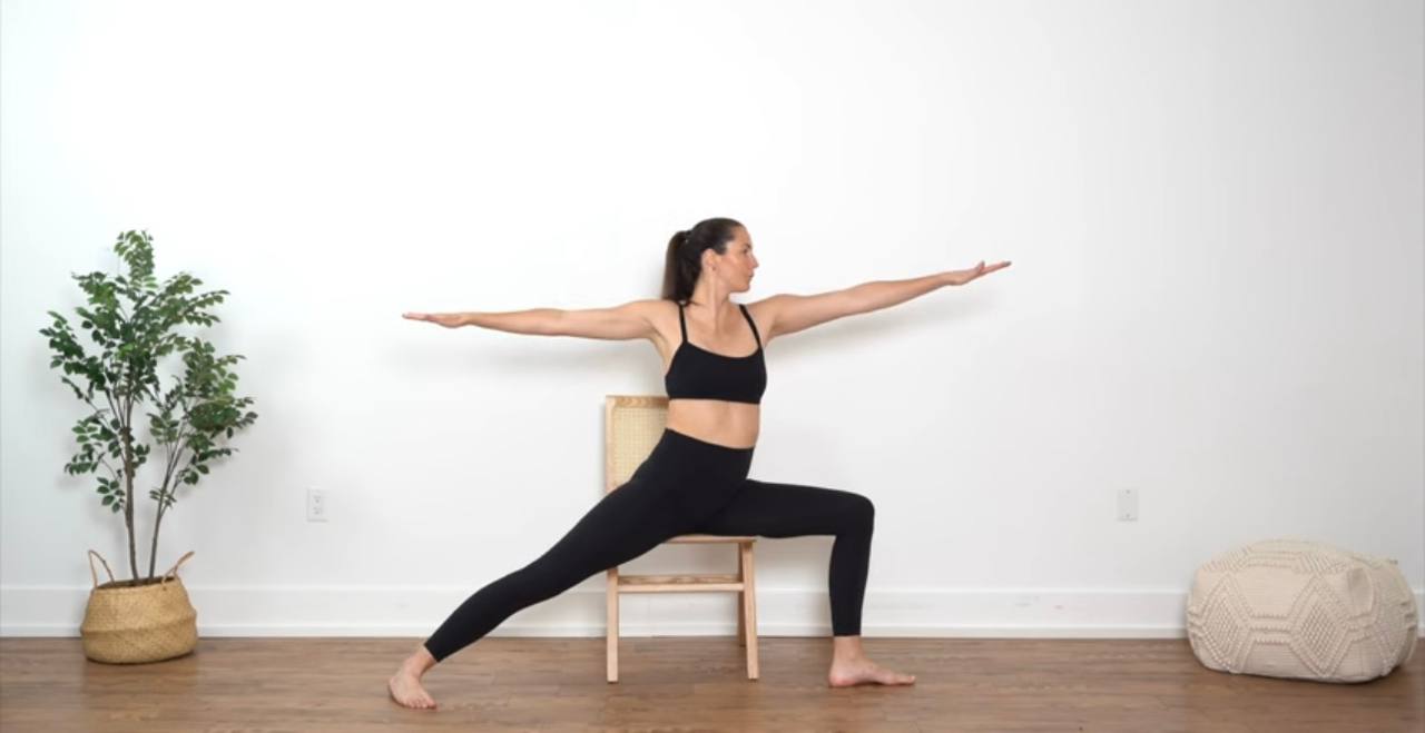 5 вправ йоги на стільці, які потрібно виконувати щодня людям у 50 років
