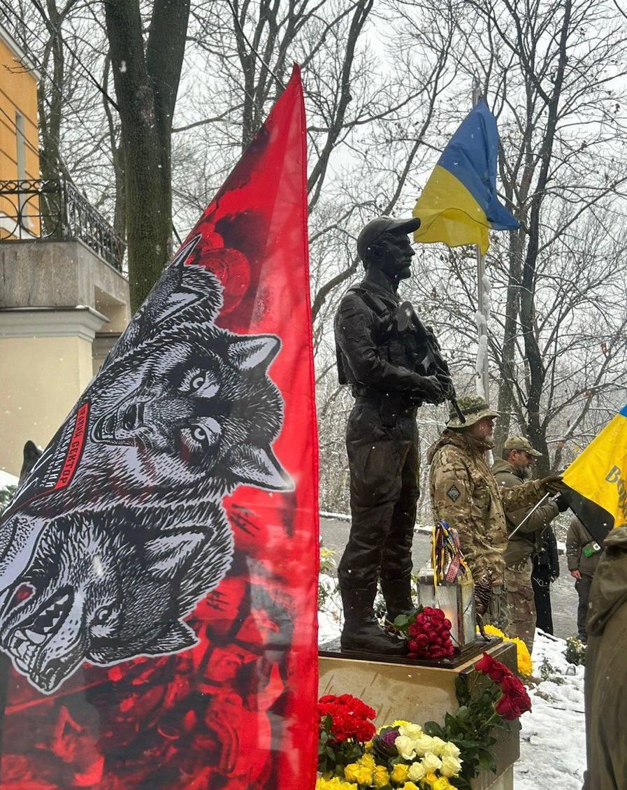 В Киеве открыли монумент Дмитрию "Да Винчи" Коцюбайло (фото)