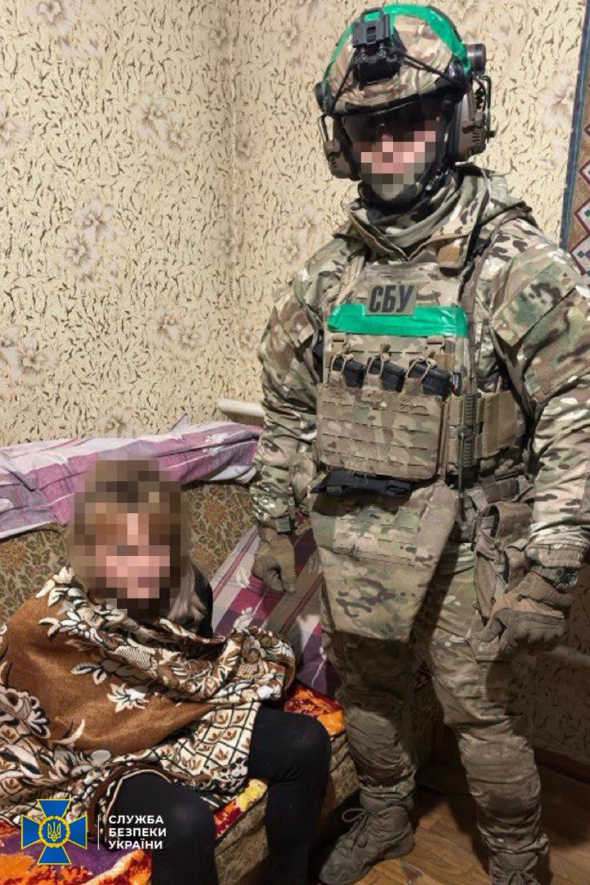 СБУ затримала зловмисницю, яка коригувала удари РФ по позиціям ЗСУ поблизу Часового Яру