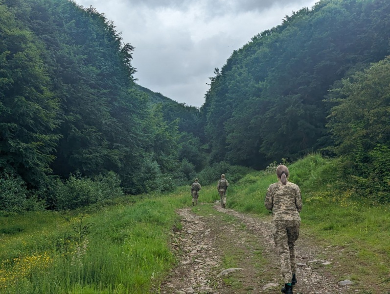 Заплив в один кінець. Як чоловіки штурмують Тису та чим це небезпечно