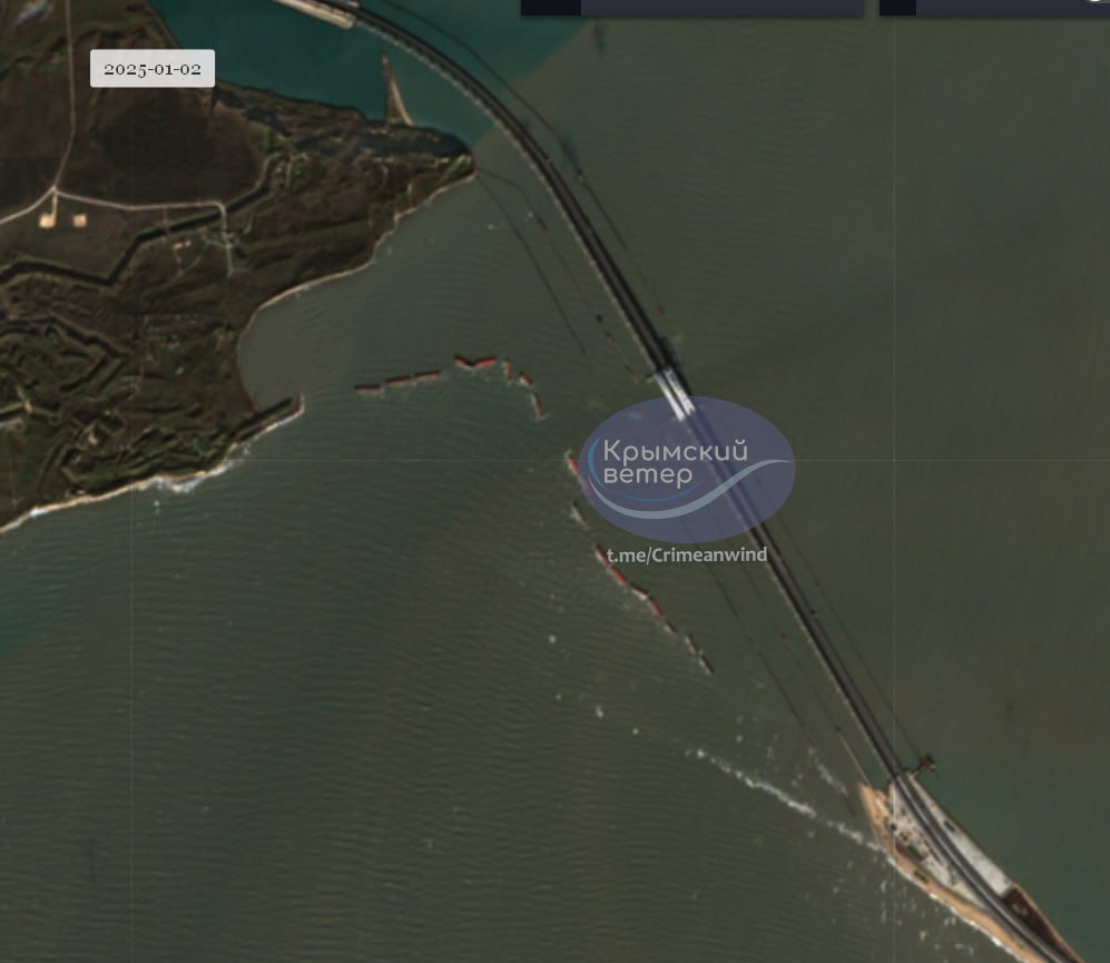 Під час штормів РФ втратила майже половину загороджень із барж біля Кримського мосту, - ЗМІ