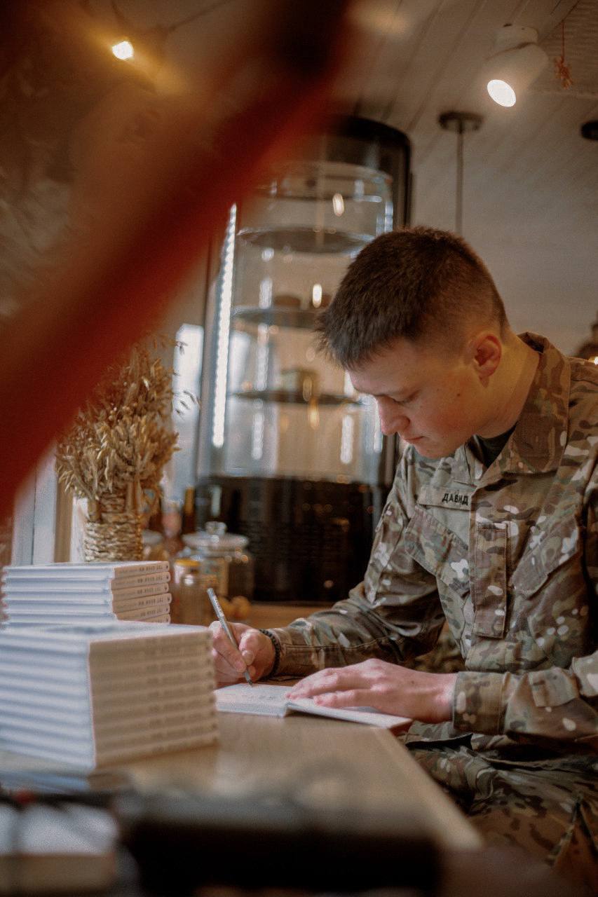 "Є потреба написати за тих, хто цього не зробить". Історія поета, який вступив до лав ЗСУ