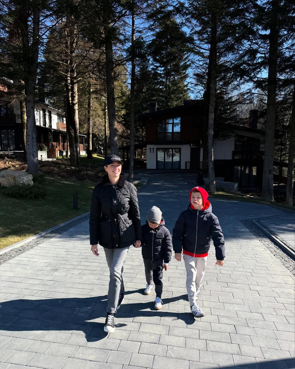 Дружина Решетніка засвітила "лакшері-лук" на відпочинку з дітьми: куртка від Burberry, кепка - від Celine (фото)