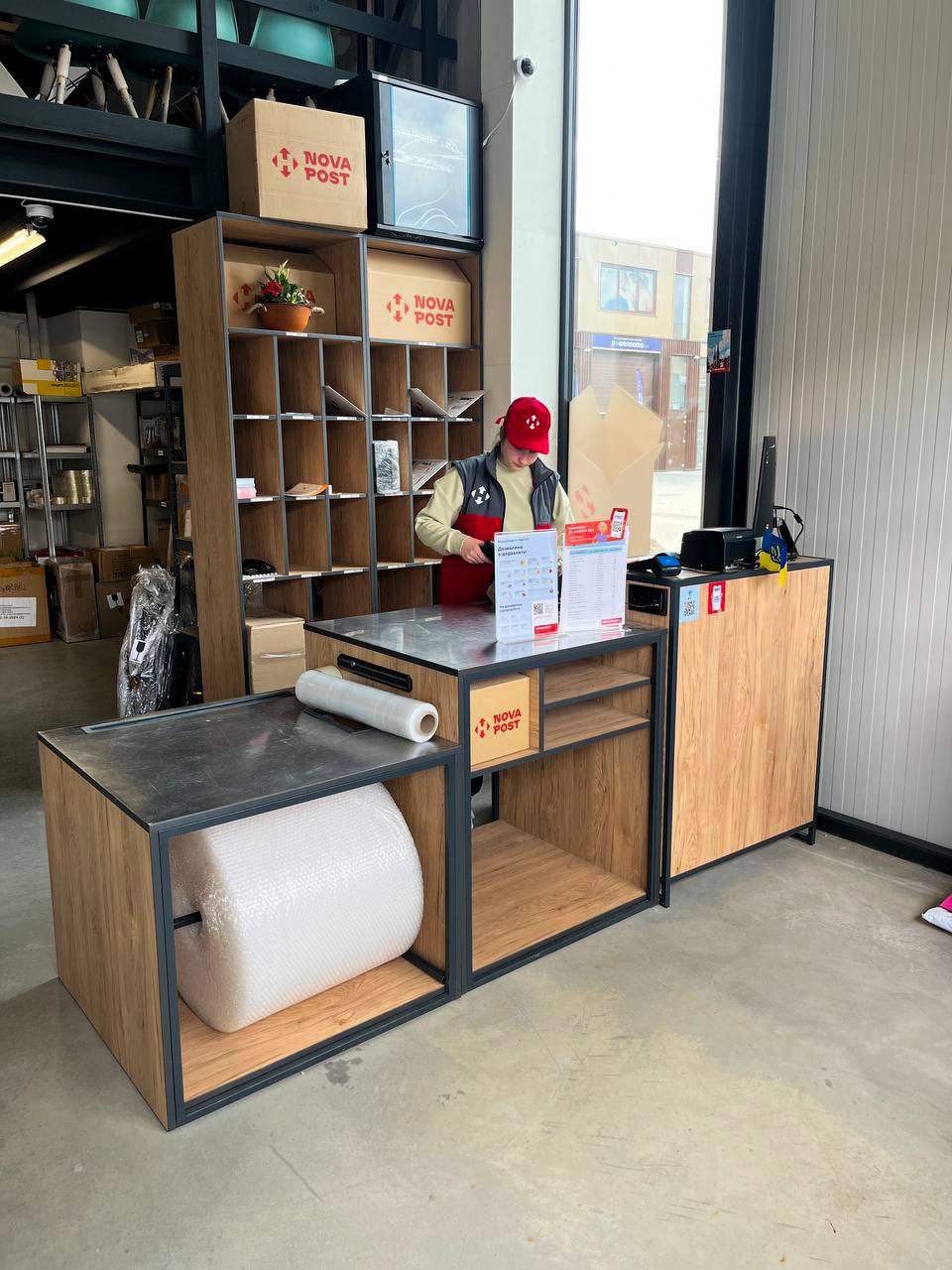 "Нова пошта" відкрила відділення за кордоном: куди тепер легше відправляти посилки