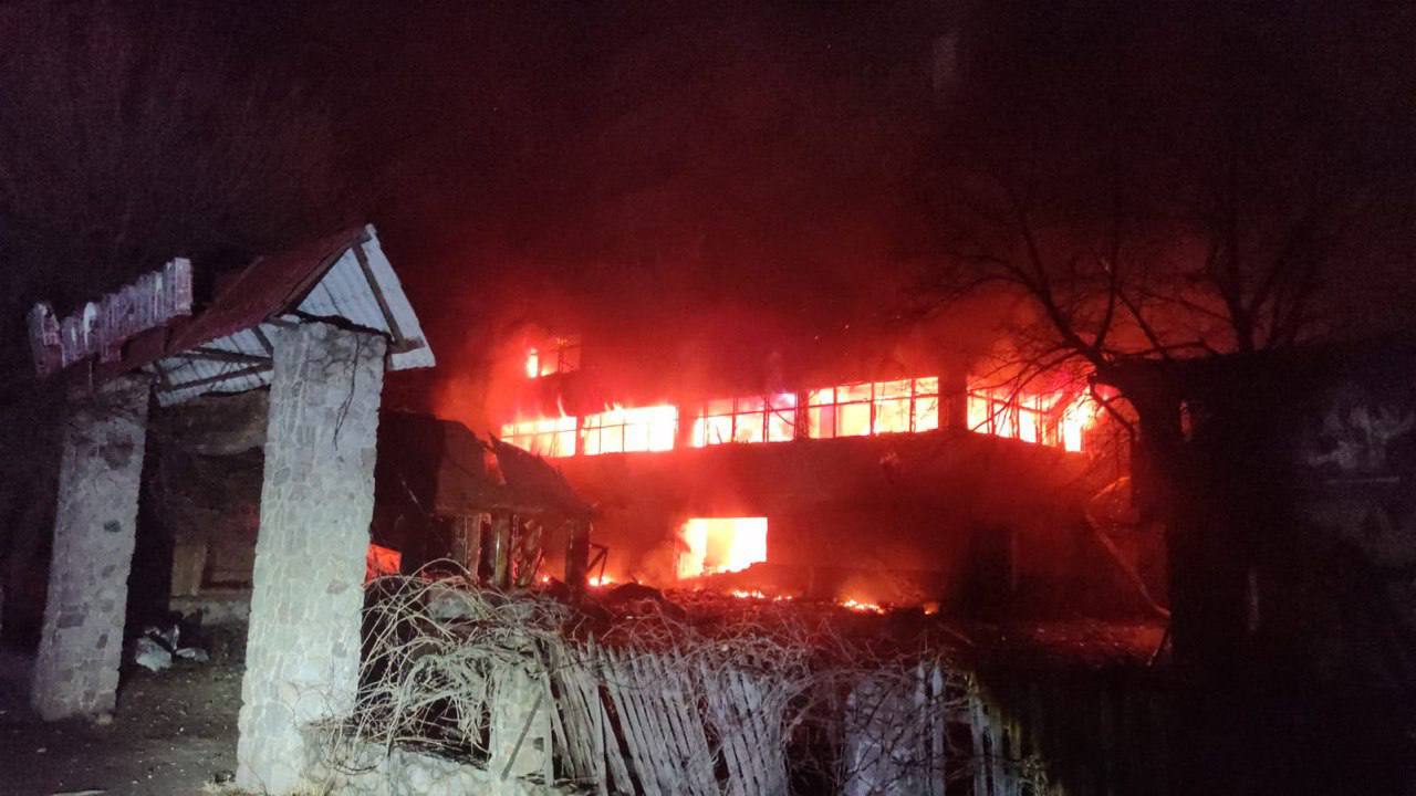 Росіяни масовано вдарили по Харкову дронами, сталася пожежа і є постраждалі