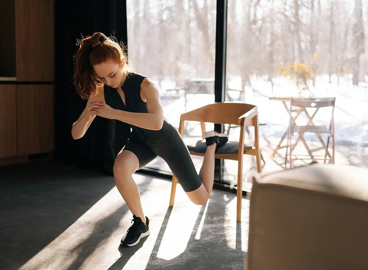 6 вечірніх вправ, які розслабляють тіло краще, ніж масаж