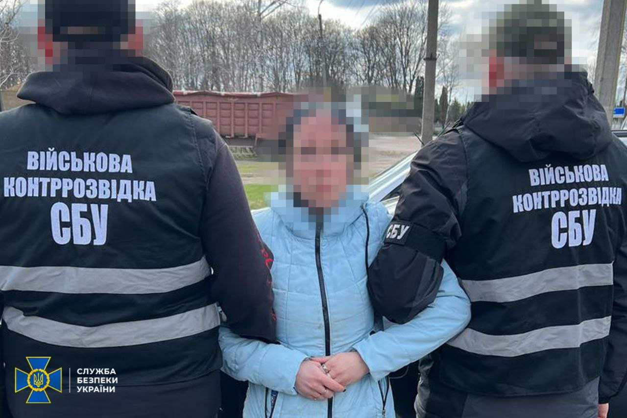 Намагалася встановити камеру біля залізниці для трансляції ГРУ: СБУ затримала агентку РФ