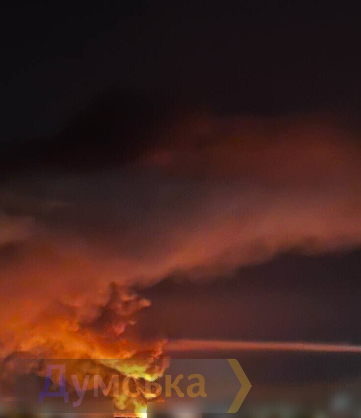 Росіяни атакували дронами передмістя Одеси: є пожежі та постраждалі