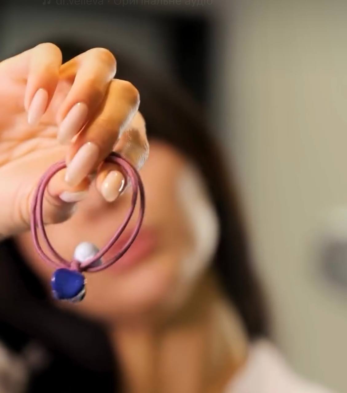 Топ-4 резинки, які не дають відростити довге волосся: викиньте їх