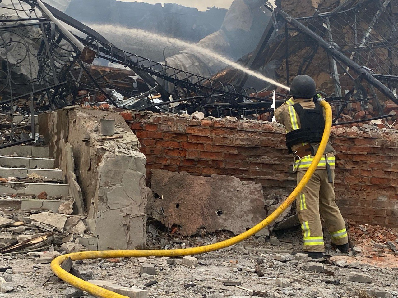 Російські війська вдарили по Сумах ракетою: загинула молода дівчина