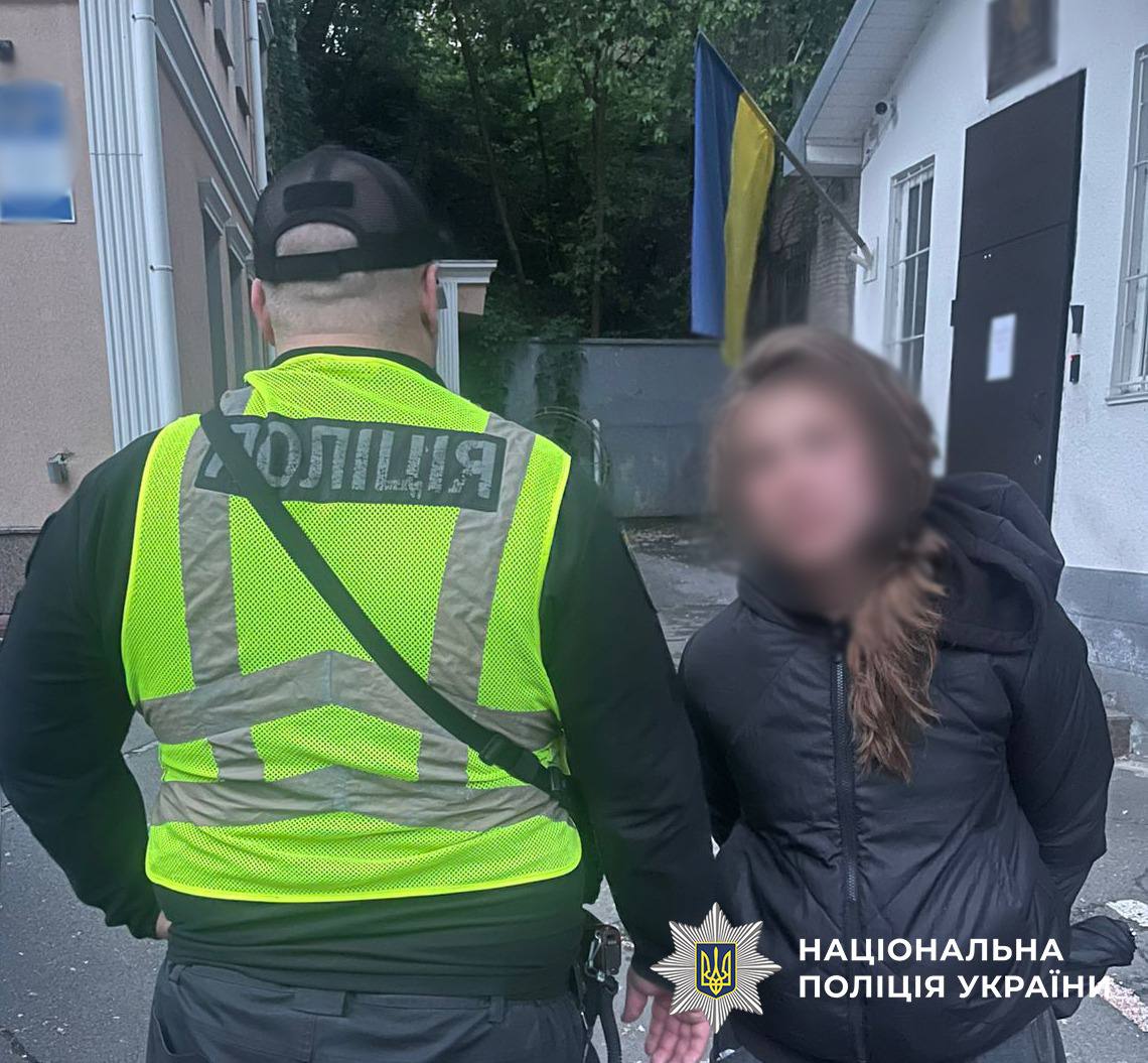 У Києві жінка пошкодила фото загиблих захисників на Алеї Героїв, її затримали