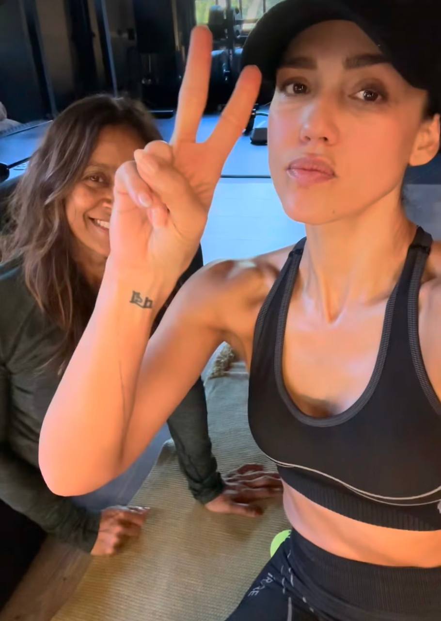 Тренер Джессіки Альби назвала три ефективні вправи, які виконує зірка