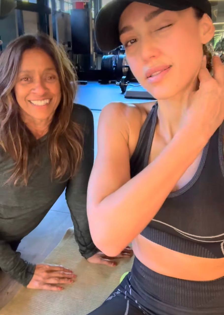 Тренер Джессіки Альби назвала три ефективні вправи, які виконує зірка