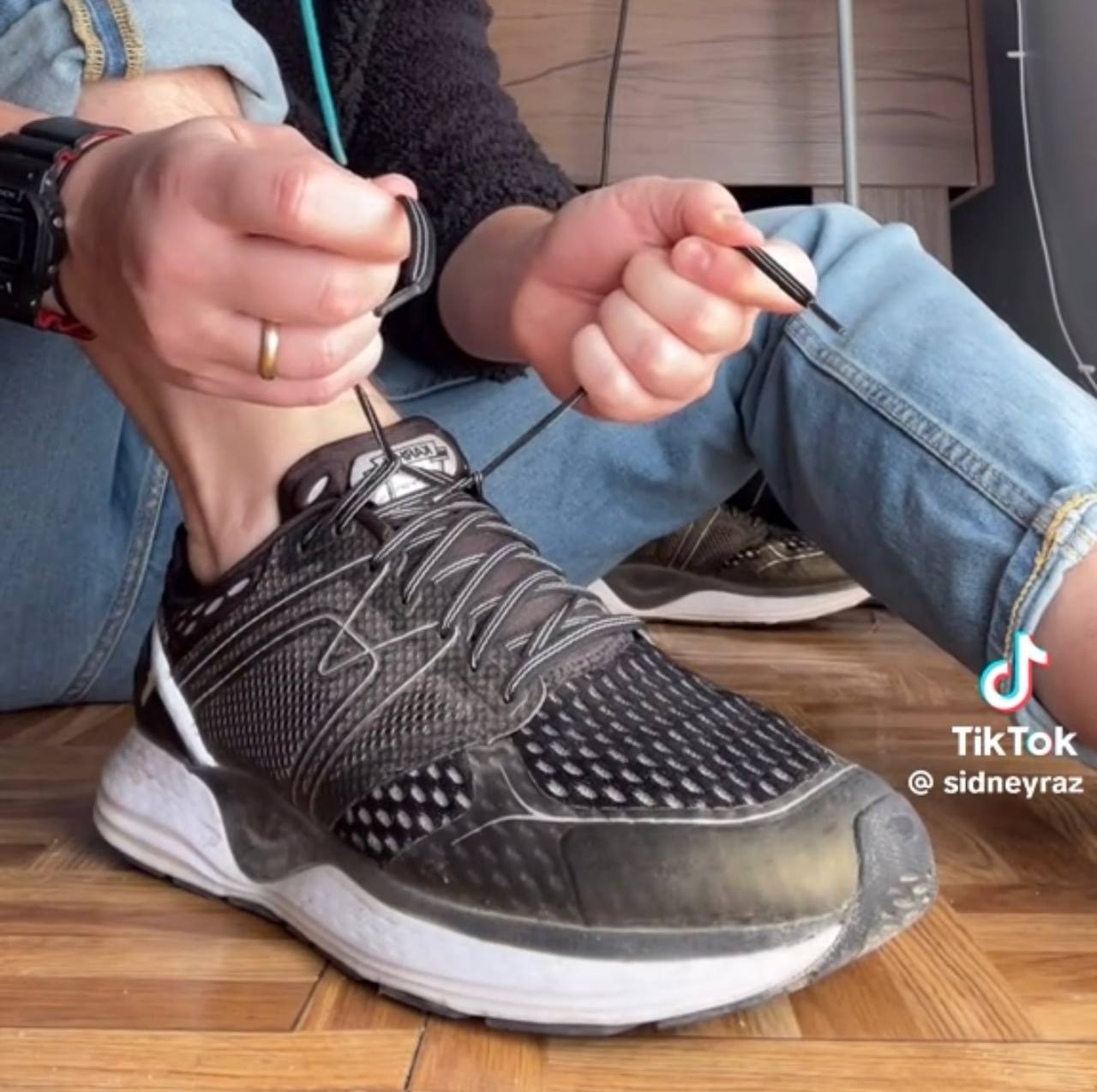 До чого може призвести неправильне зав'язування шнурків: ви будете здивовані