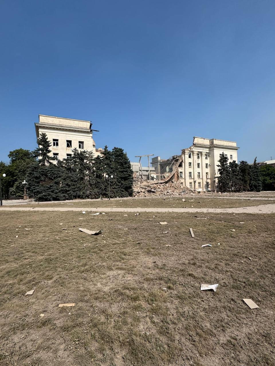 Росіяни другим за день ударом знищили будівлю Херсонської ОВА: фото наслідків