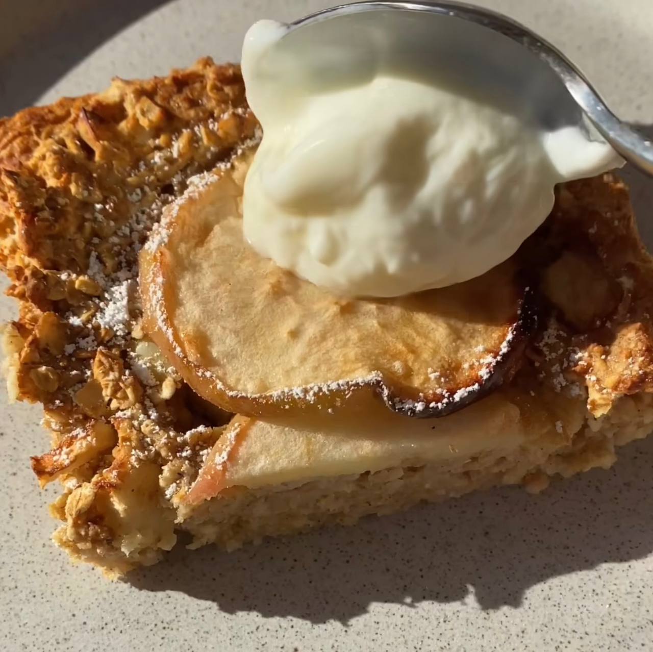 Смачний яблучний пиріг, який готується всього 10 хвилин: ідея для швидкого десерту