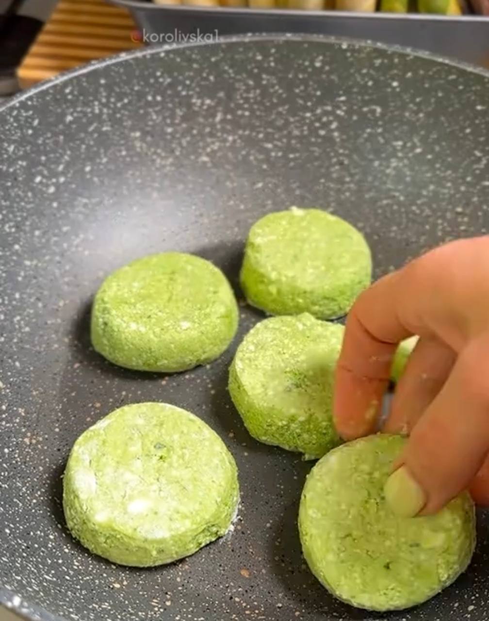 Сніданок, як у ресторані: рецепт вишуканих сирників зі шпинатом і спаржею