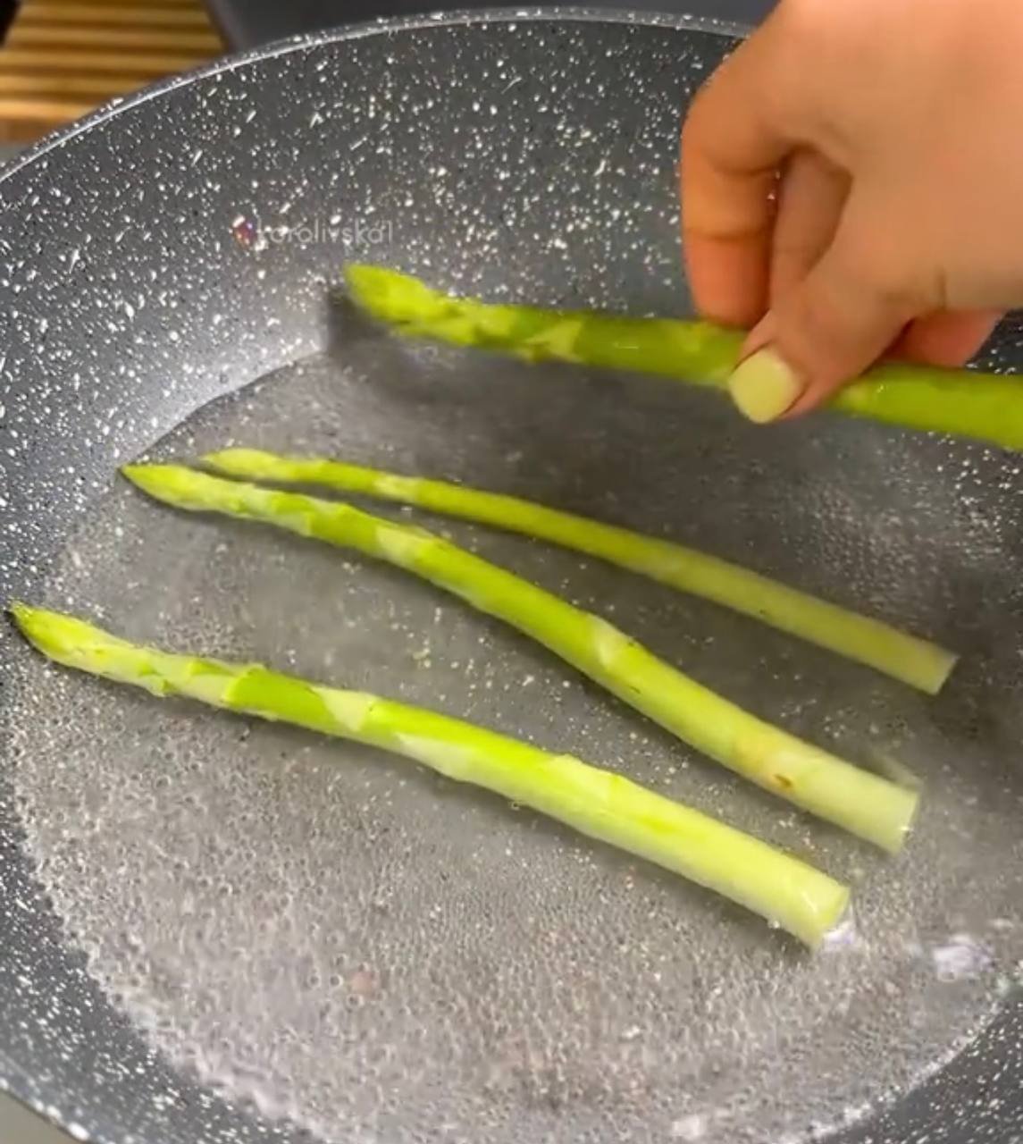 Сніданок, як у ресторані: рецепт вишуканих сирників зі шпинатом і спаржею