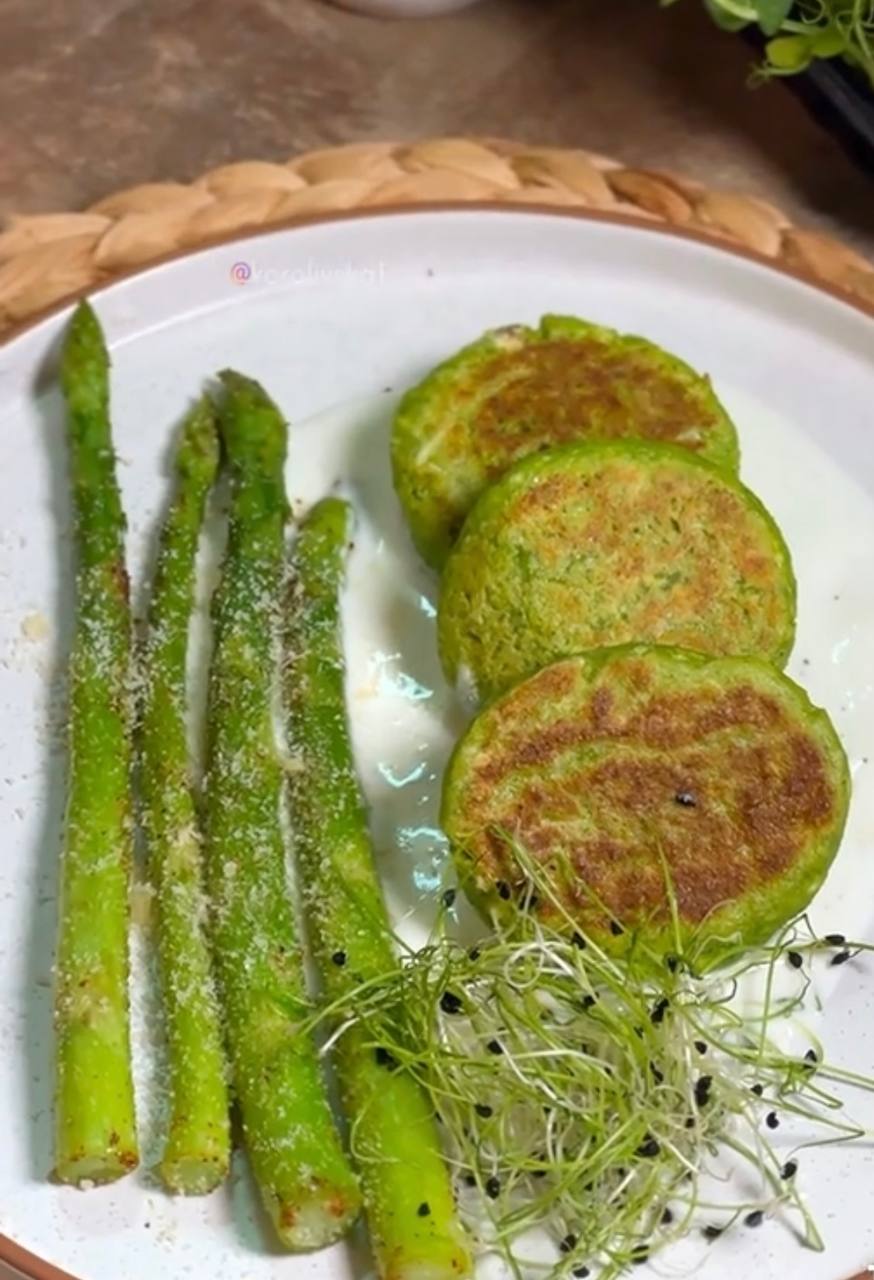 Сніданок, як у ресторані: рецепт вишуканих сирників зі шпинатом і спаржею