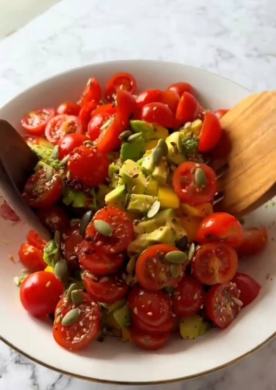 Рецепт смачного салату з куркою та манго: він стане вашим фаворитом на літо (фото)