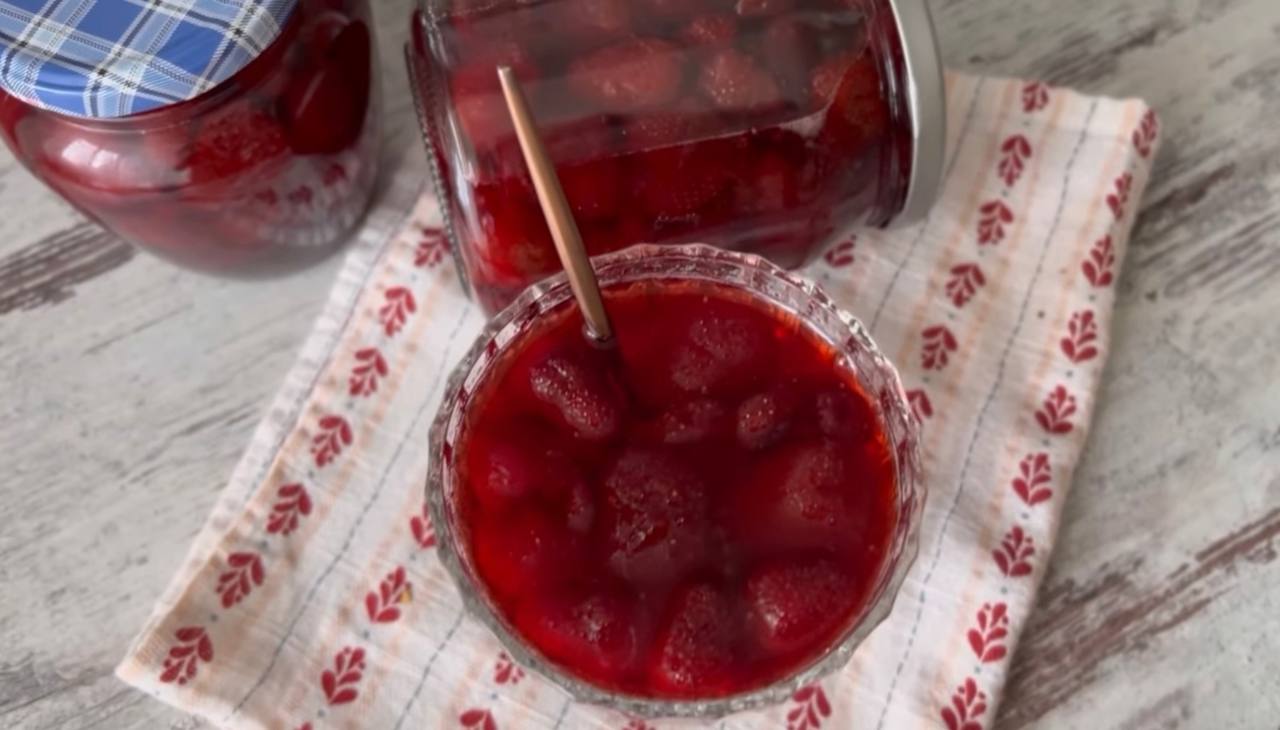 Тане у роті: рецепт смачного варення з цілої полуниці