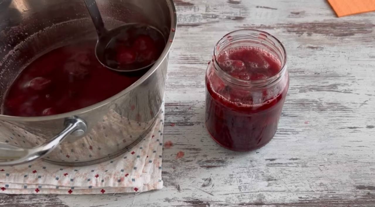 Тане у роті: рецепт смачного варення з цілої полуниці