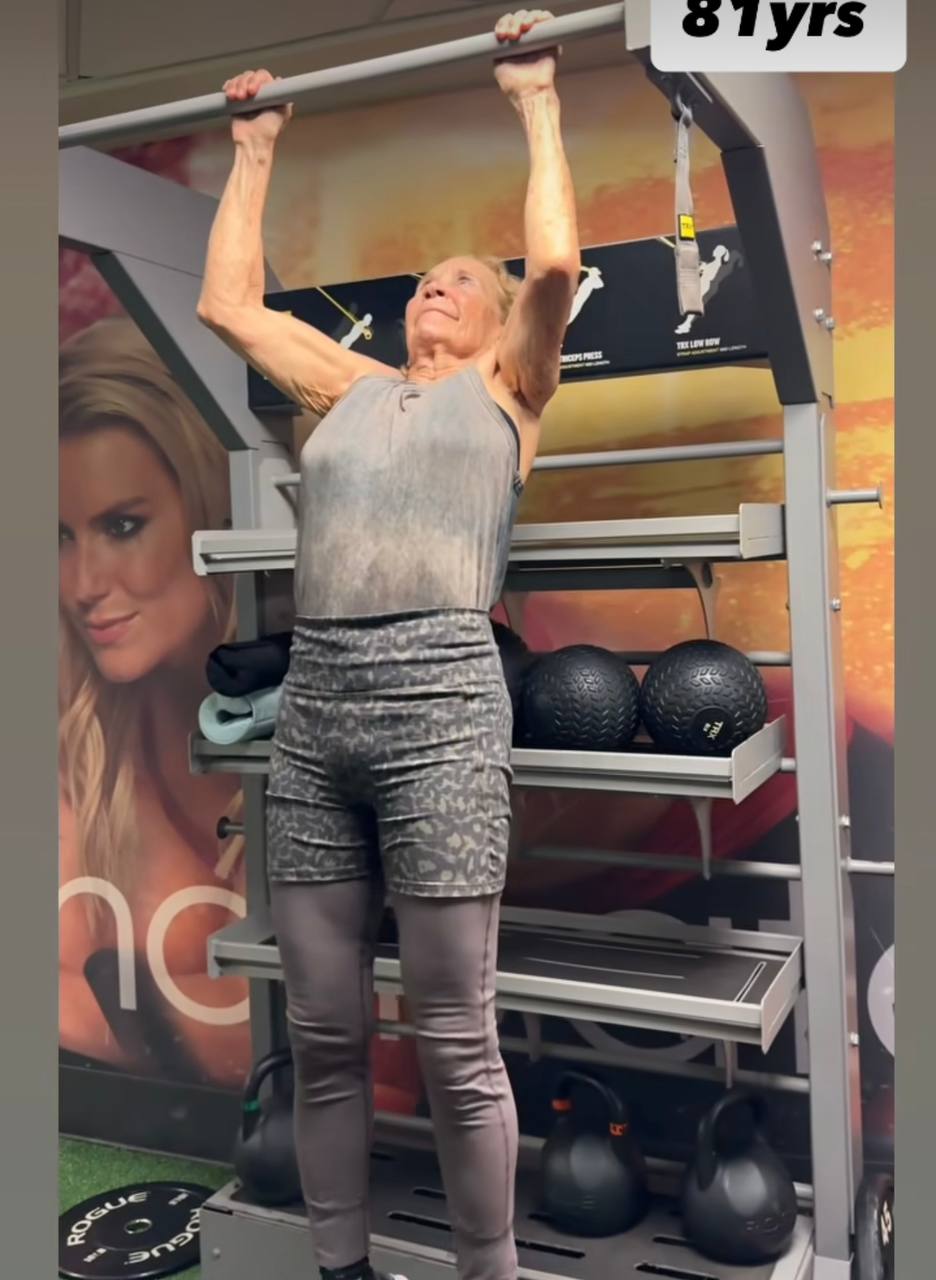 Жінка у 81 рік виконує стійку на руках та підіймає велику вагу: 4 секрети її успіху