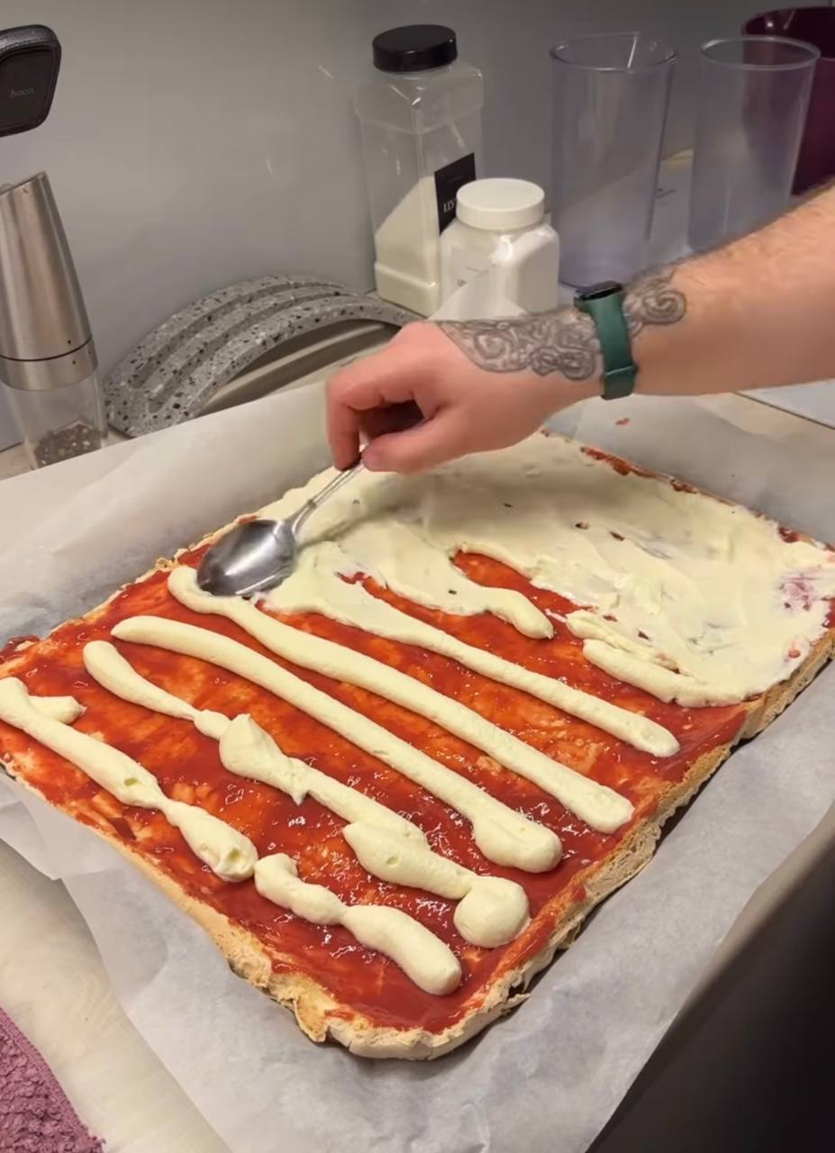 Легкий, як хмаринка: рецепт ніжного меренгово рулету з полуницею