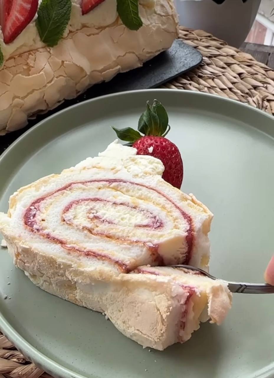 Легкий, як хмаринка: рецепт ніжного меренгово рулету з полуницею