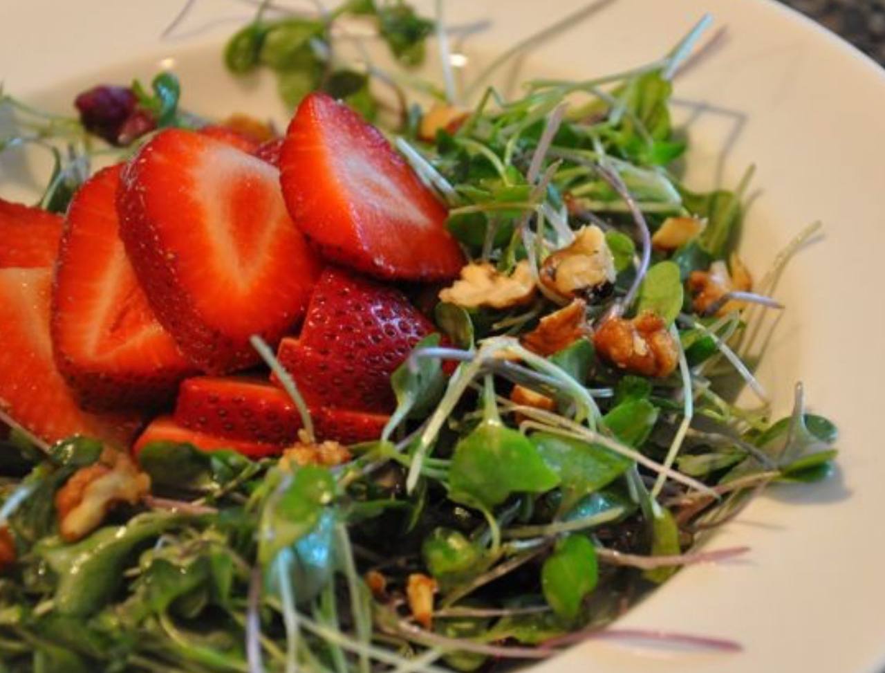 Літній боул з полуницею, мікрозеленню і квасолею: несподівано смачно