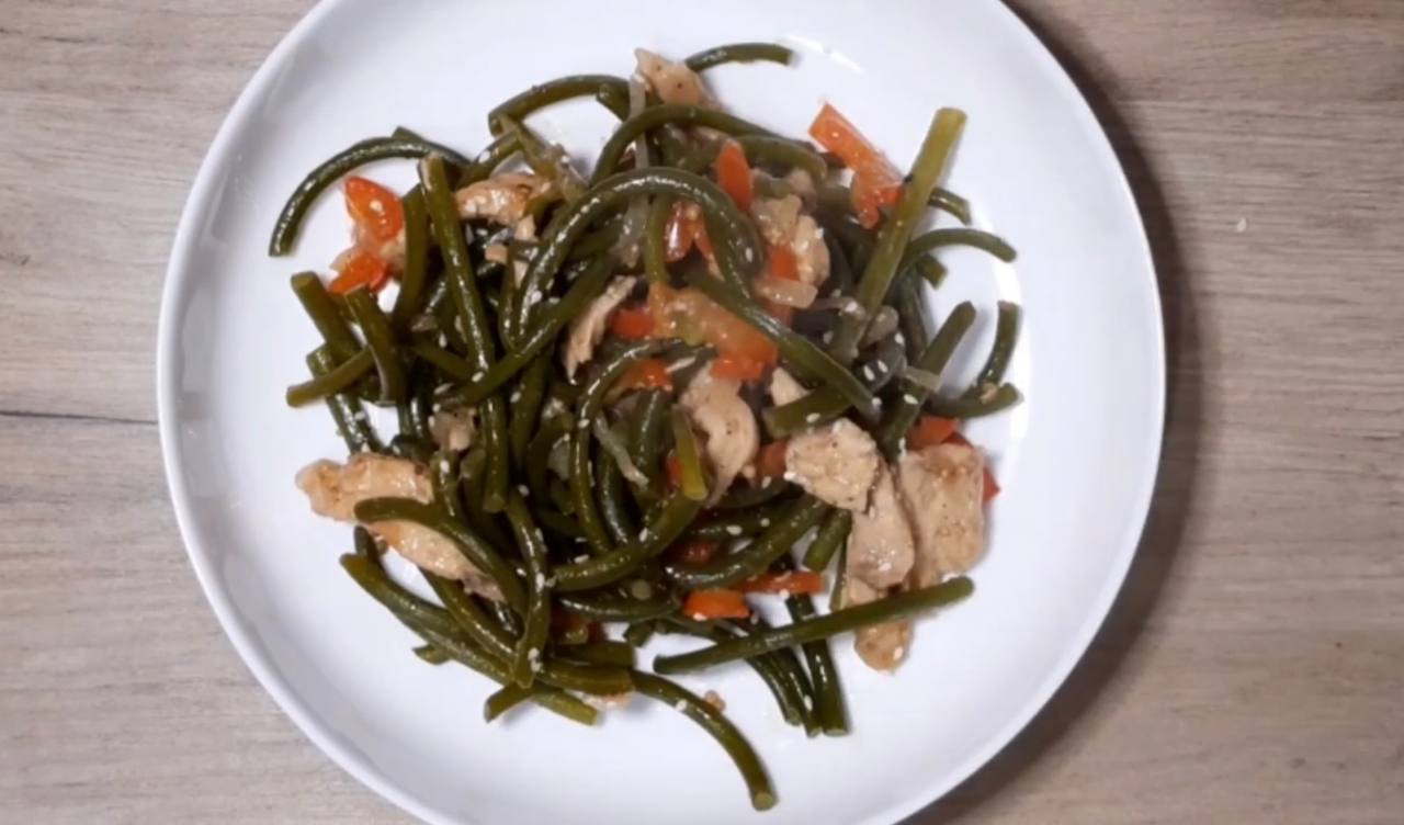 Літня вечеря за 20 хвилин: курка з часниковими стрілками - просто й смачно