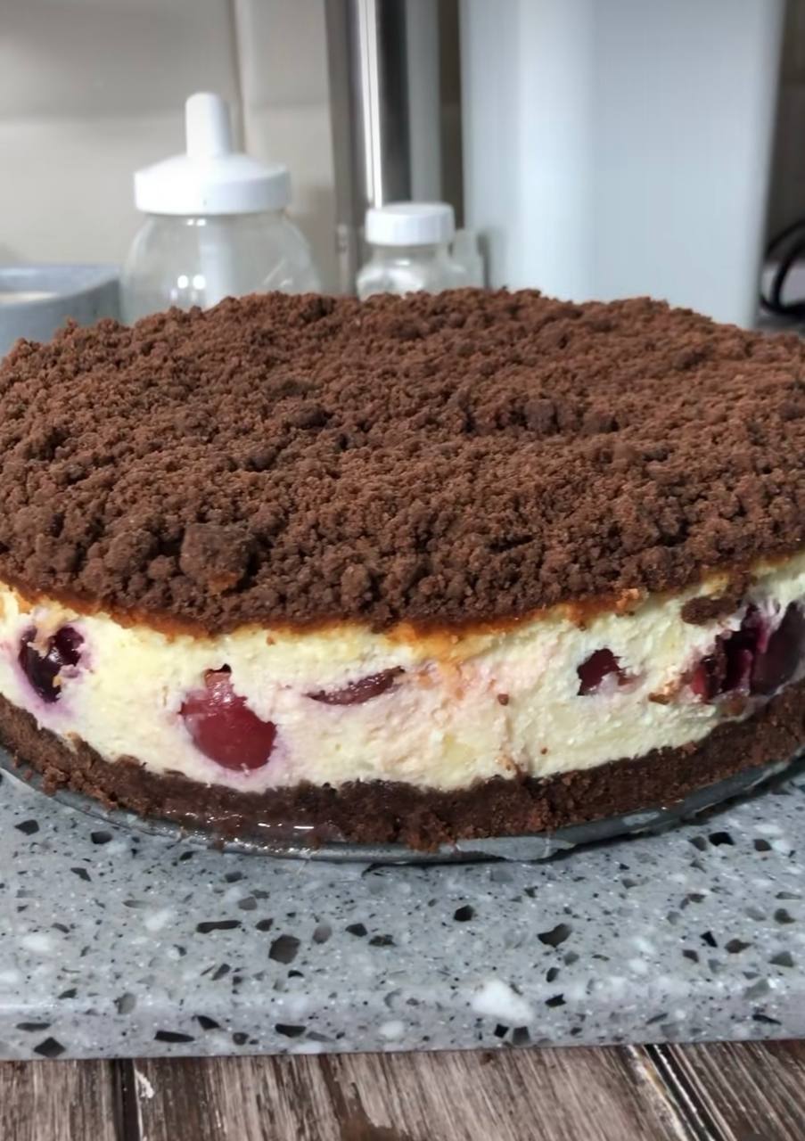 Ароматний пиріг з вишнею без дріжджів: рецепт смачного літнього десерту