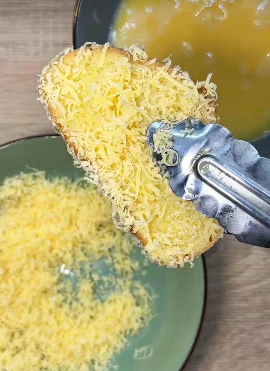 Грінки у сирній паніровці - ідеальний варіант сніданку: готуються дуже швидко.