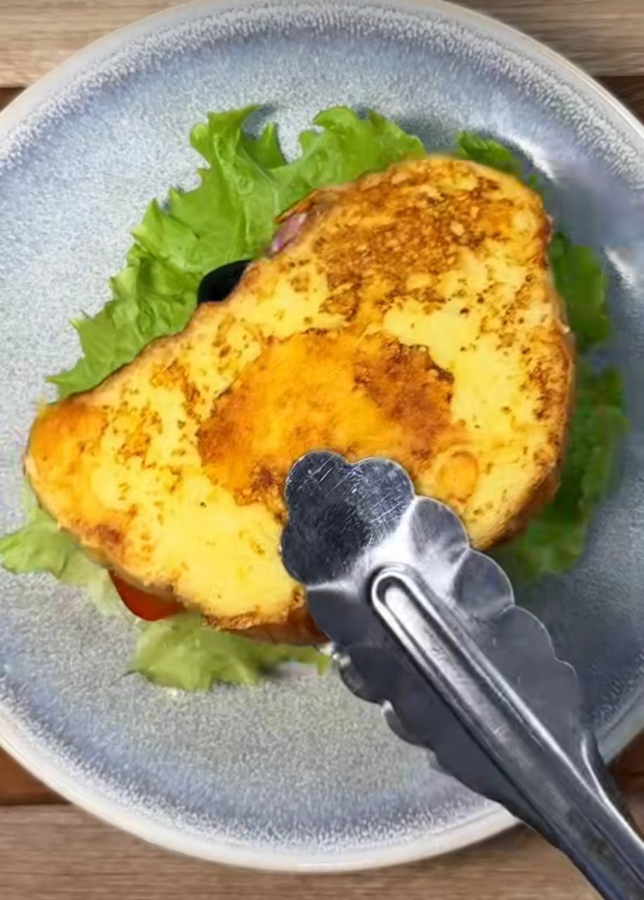 Грінки у сирній паніровці - ідеальний варіант сніданку: готуються дуже швидко.