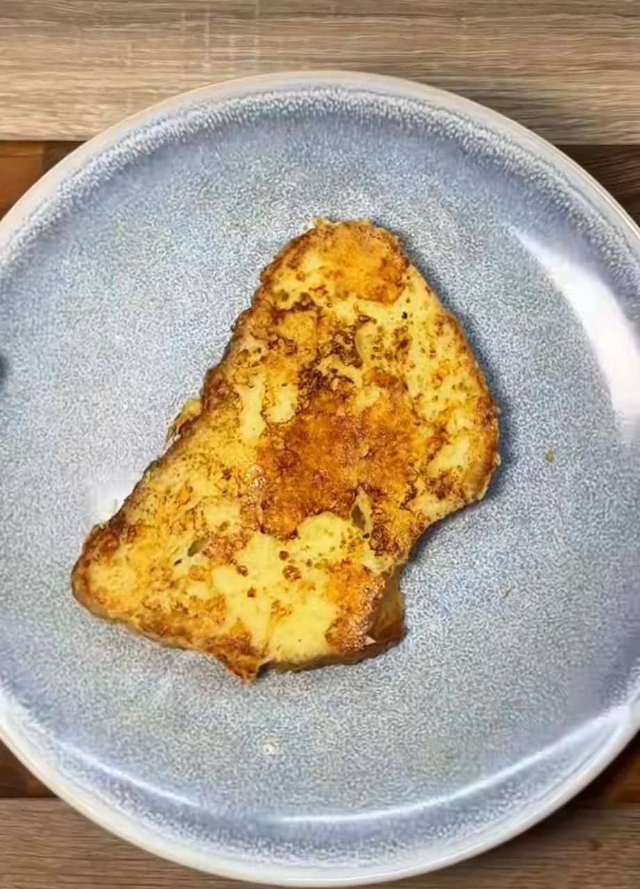 Грінки у сирній паніровці - ідеальний варіант сніданку: готуються дуже швидко.