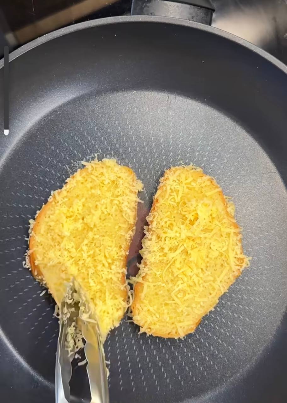 Грінки у сирній паніровці - ідеальний варіант сніданку: готуються дуже швидко.