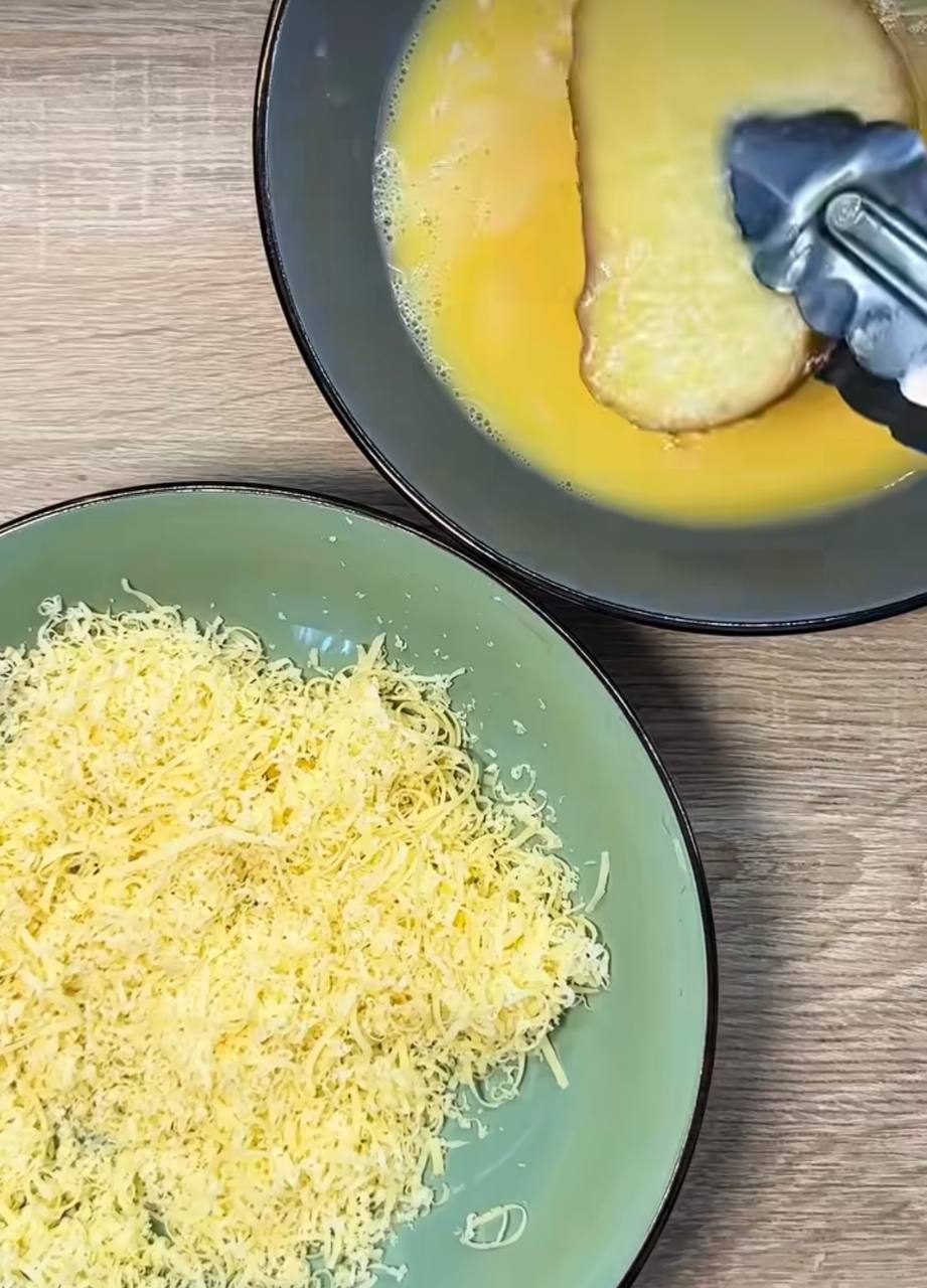 Грінки у сирній паніровці - ідеальний варіант сніданку: готуються дуже швидко.