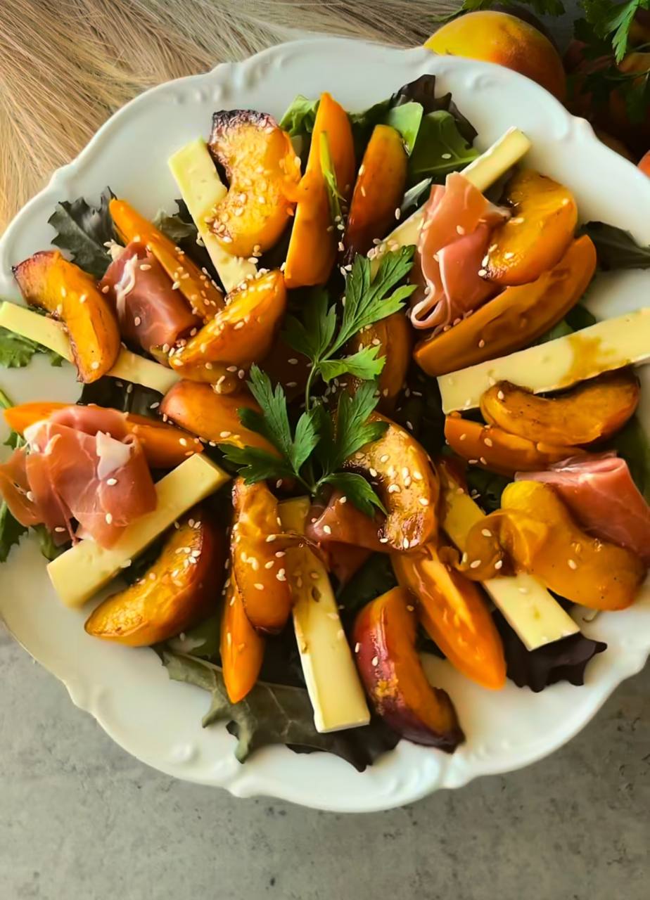 Соковитий салат з персиками: ідеальний вибір для спекотного дня