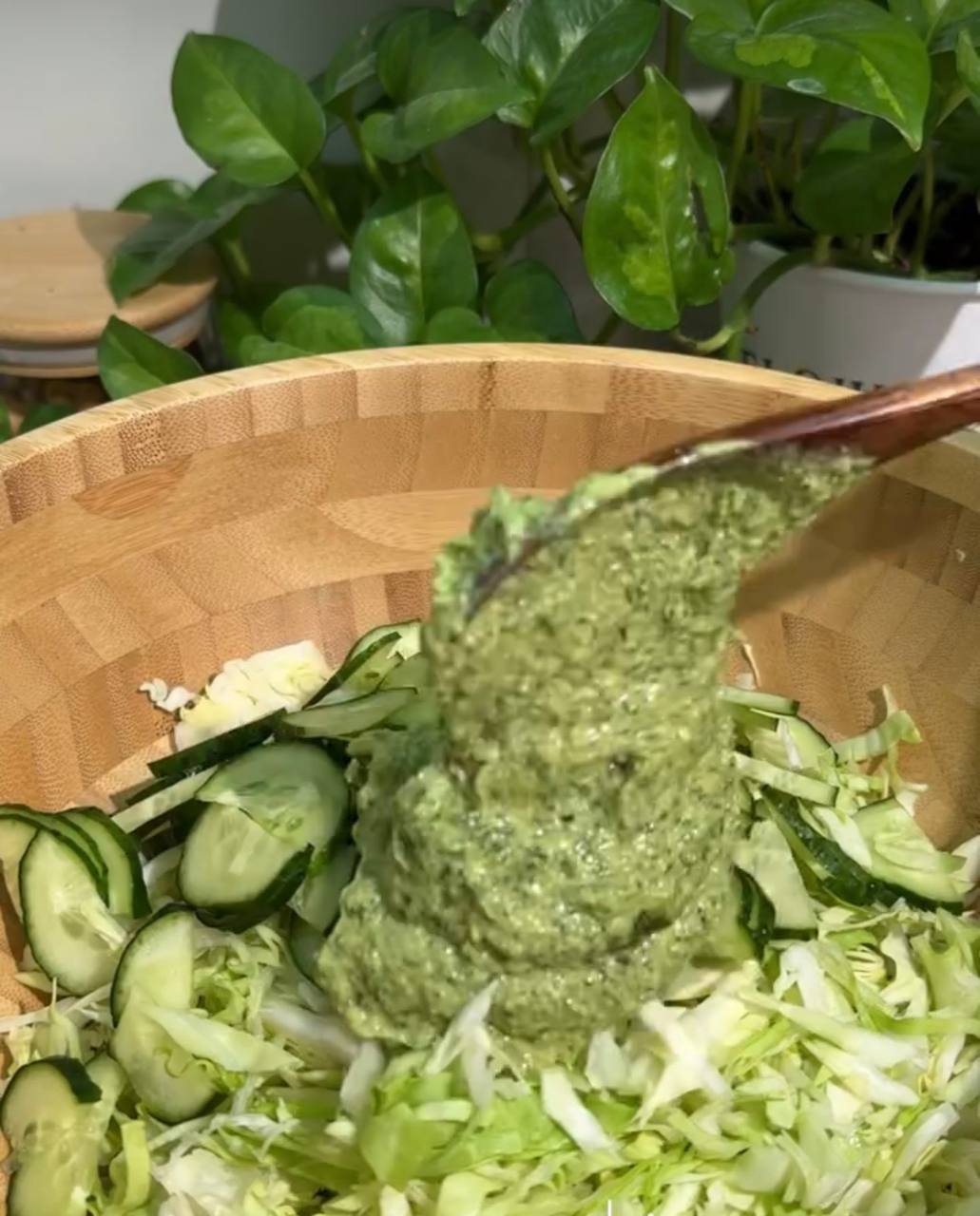 Рецепт легкого, але поживного зеленого салату: готується кілька хвилин