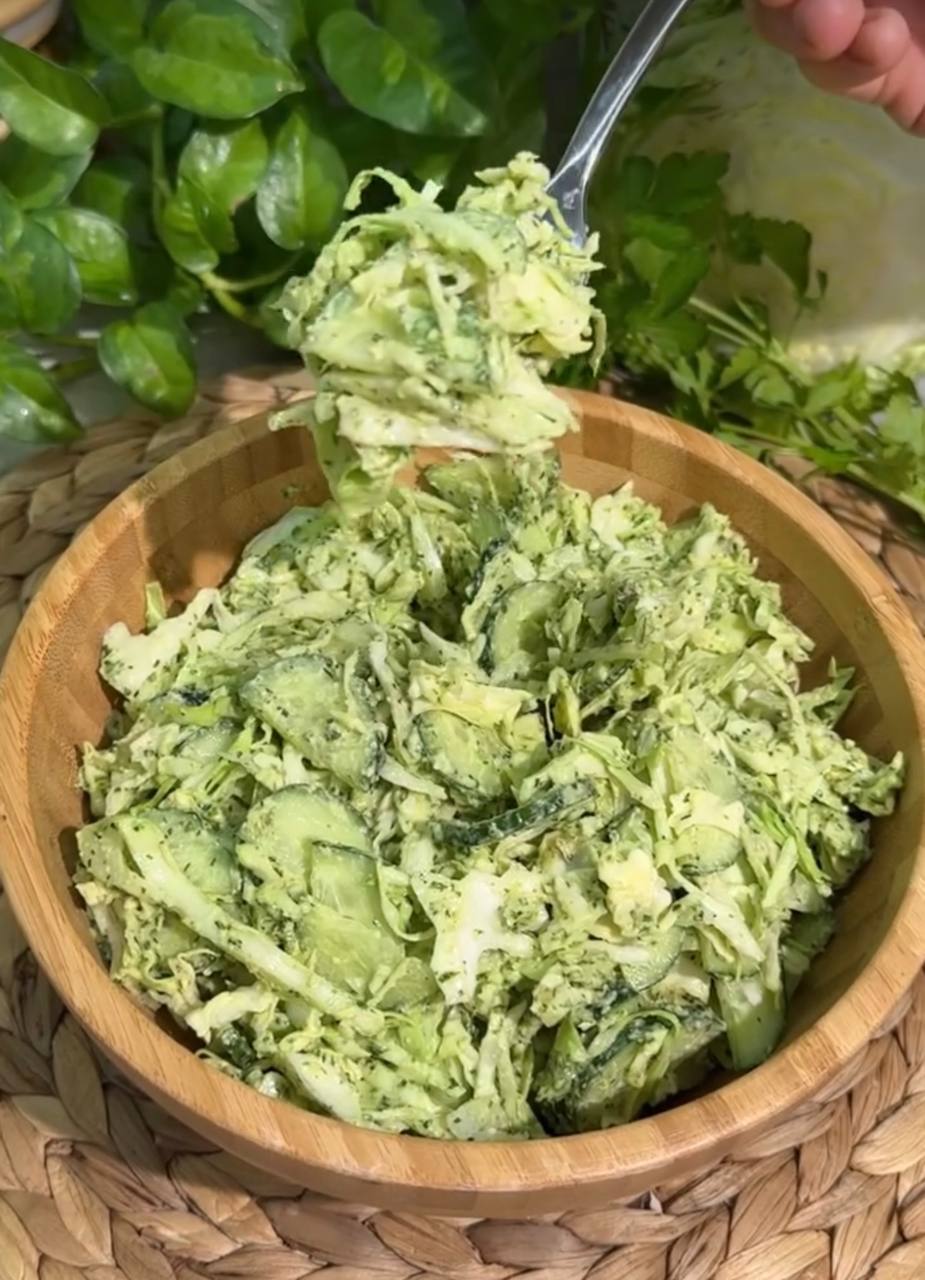 Рецепт легкого, але поживного зеленого салату: готується кілька хвилин