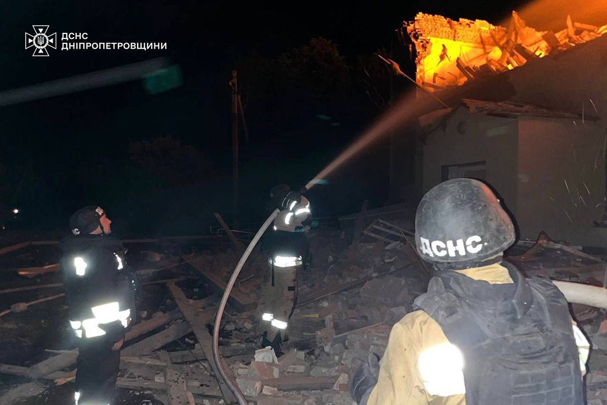 РФ вдарила дронами по Дніпропетровщині: зруйновано школу, сталася масштабна пожежа