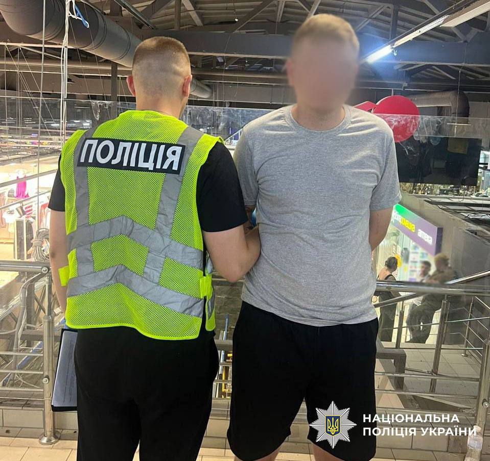 В Києві поліція затримала чоловіка: влаштував поножовщину в ТЦ на Видубичах